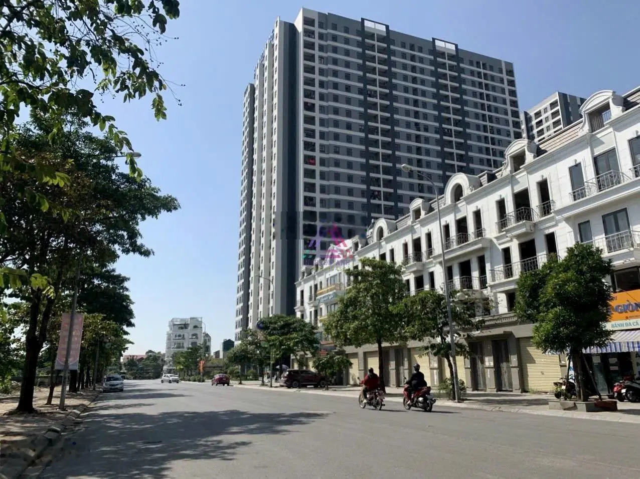 Cần chuyển đổi dòng tiền bán gấp nhà mặt phố viu hồ trung tâm huyện Gia Lâm