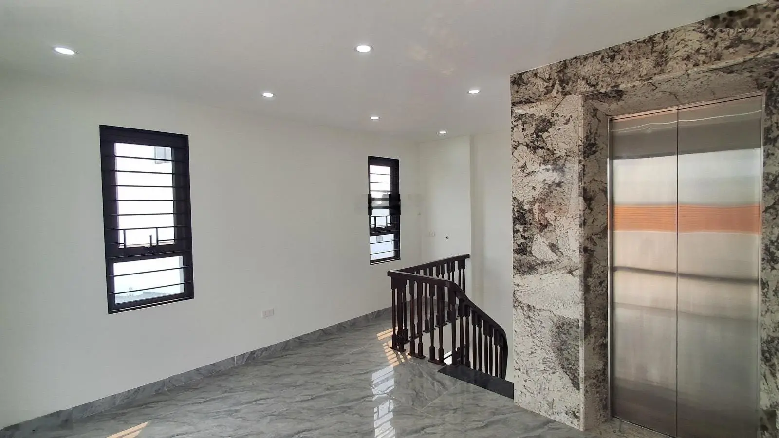 Bán nhà phố Cổ Linh - Long Biên, nhà xây mới 6 tầng x 45m x 4.3m mặt tiền, thang máy nhập khẩu-gara