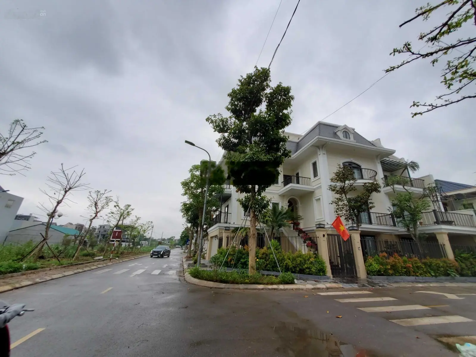 Bán đất phân lô 3 mặt tiền KĐT Bắc Trần Hưng Đạo, TP BH. 261m2, mặt tiền 20m, chân 3 tòa chung cư