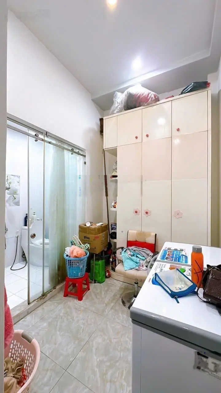 - BÁN NHÀ Q4 KHU DÂN CƯ HIỆN HỮU KHU ĐƯỜNG SỐ Q4 ĐƯỜNG RỘNG 6M BAO 2 CHIẾC TAXI 7 CHỖ RA VÀO