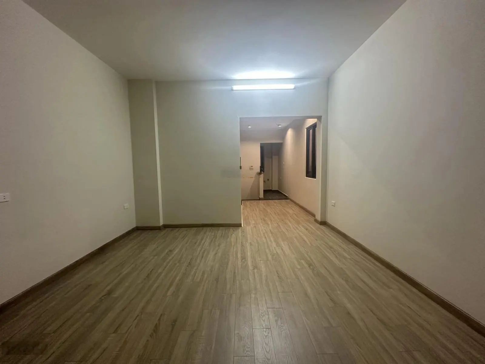 Cần bán nhà 8 tầng thang máy vừa kinh doanh vừa ở. Vị trí hiếm. Vỉa hè rộng kinh doanh sầm uất
