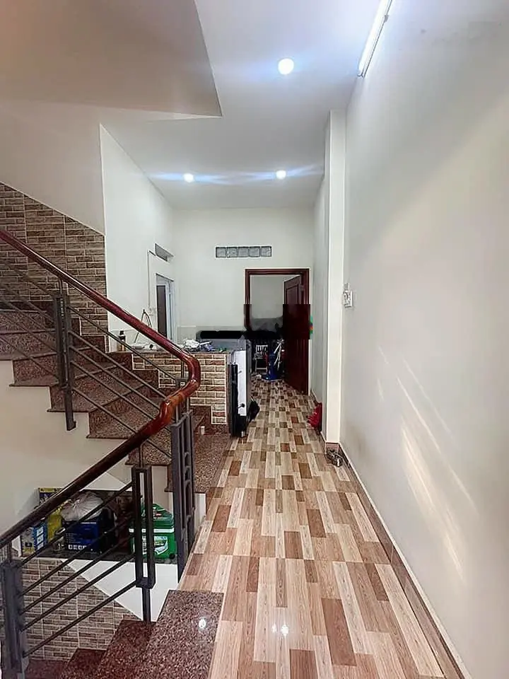 Kẹt tiền bán gấp căn nhà gần chợ Phú Lạc, Trịnh Quang Nghị, đang cho thuê 8 tr 1 tháng, giá 1 tỷ050