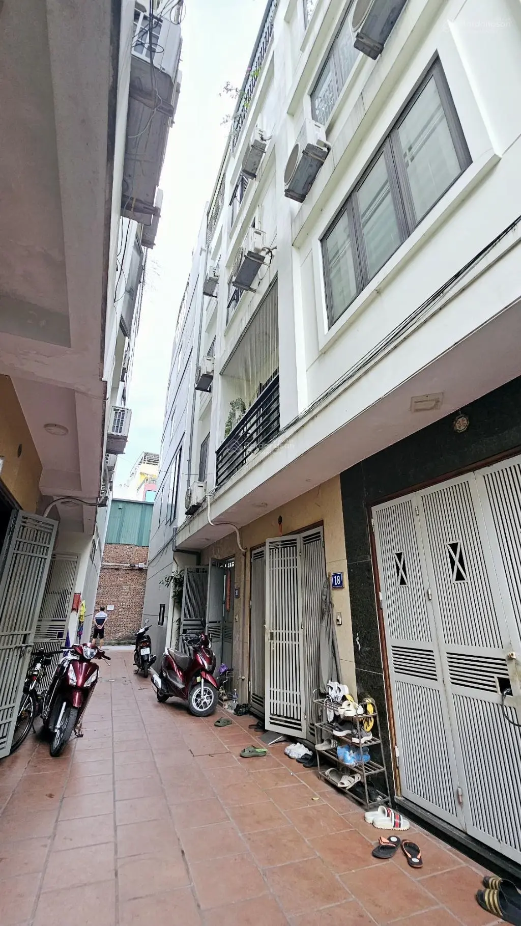 Nhà đẹp việt hưng ô tô đỗ sát cửa giá hợp lý cho người thiện chí