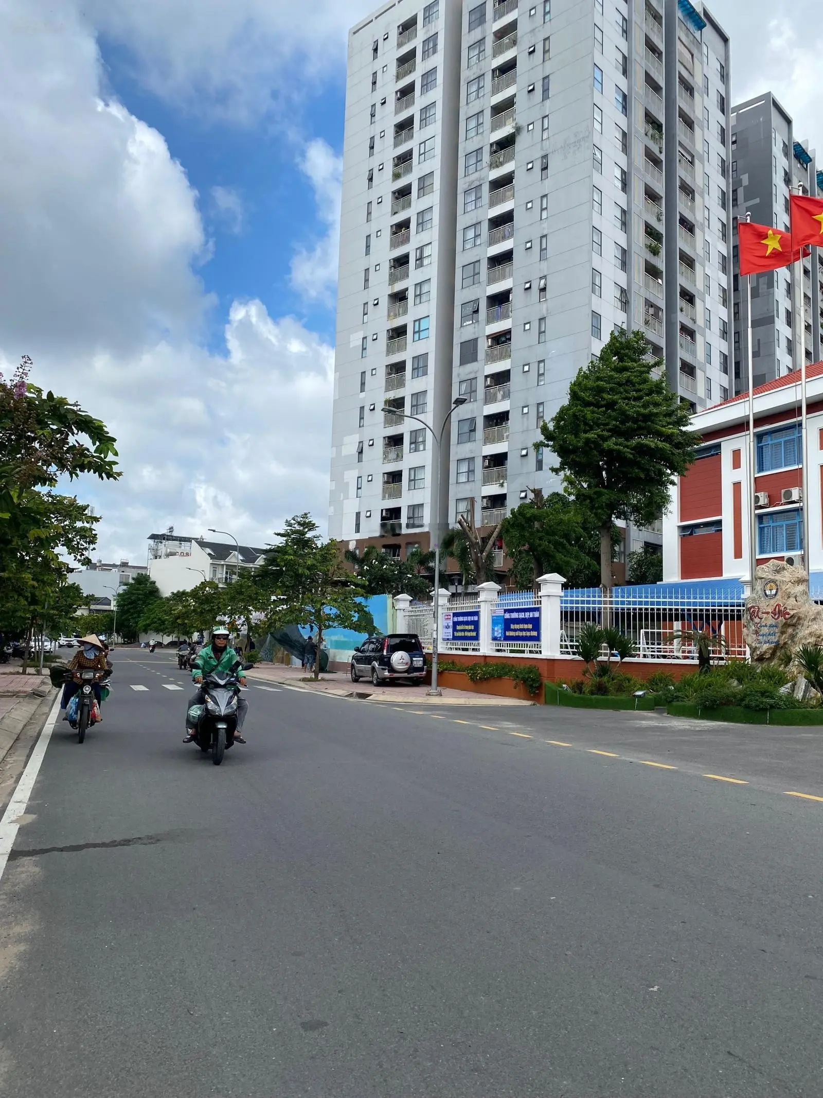 Hiếm nhà bán 5 tầng mặt tiền đường 16m gần chợ An Nhơn, kinh doanh buôn bán có vỉa hè 3,5m