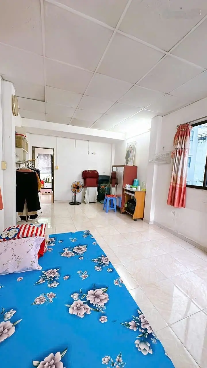 Q4 nhà MT hẻm 4m . 10m ra đường TTT . SHR 53m2 . 4 tầng BTCT . Chỉ 7.599 còn TL .