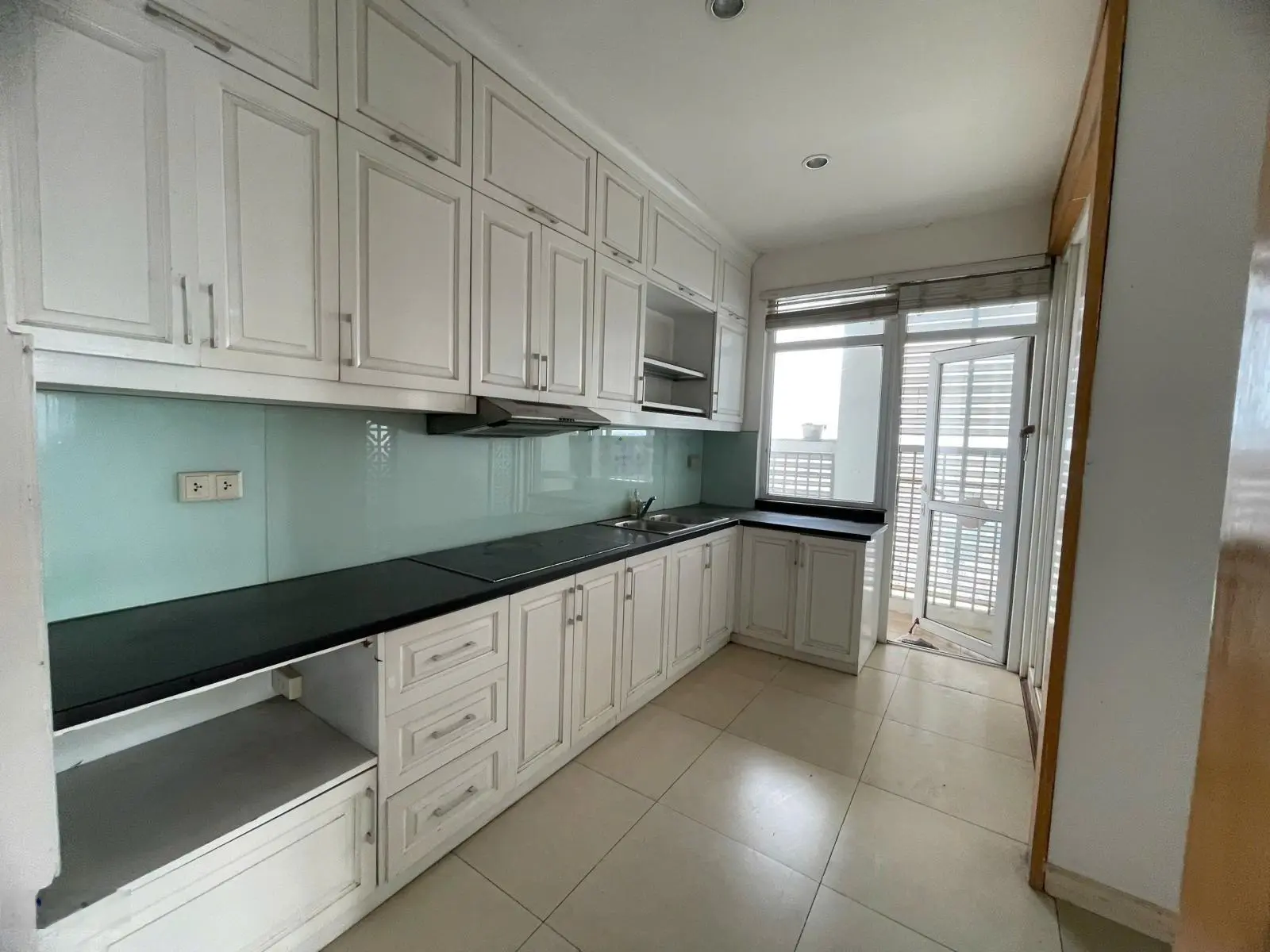 CC Trung Yên Plaza. Số 1 Trung Hòa, Sđ 193m, 3PN, 3VS, 1Kho, 3BC. Giá thu 52tr. Sđcc. 0974 687 ***
