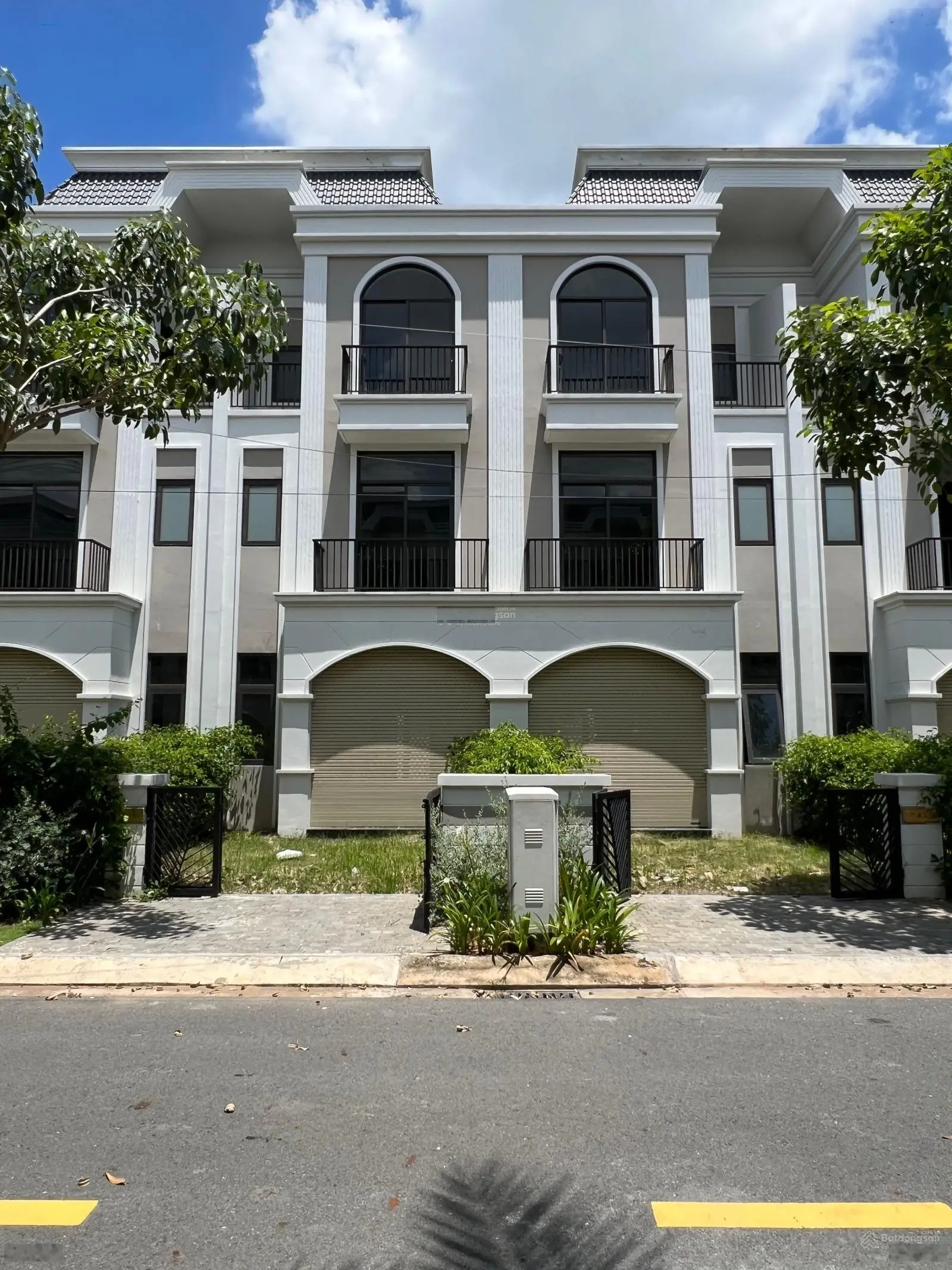 Lavilla chủ cần tiền bán lỗ căn nhà phố view công viên DT: 5x20m giá: 3,7 tỷ. LH: 0902 396 ***