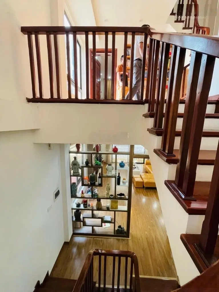 Bán nhà phố Hào Nam, 68m x 5 tầng, ô chờ thang máy, cách phố 20m, mặt tiền rộng, nhỉnh 10 tỉ