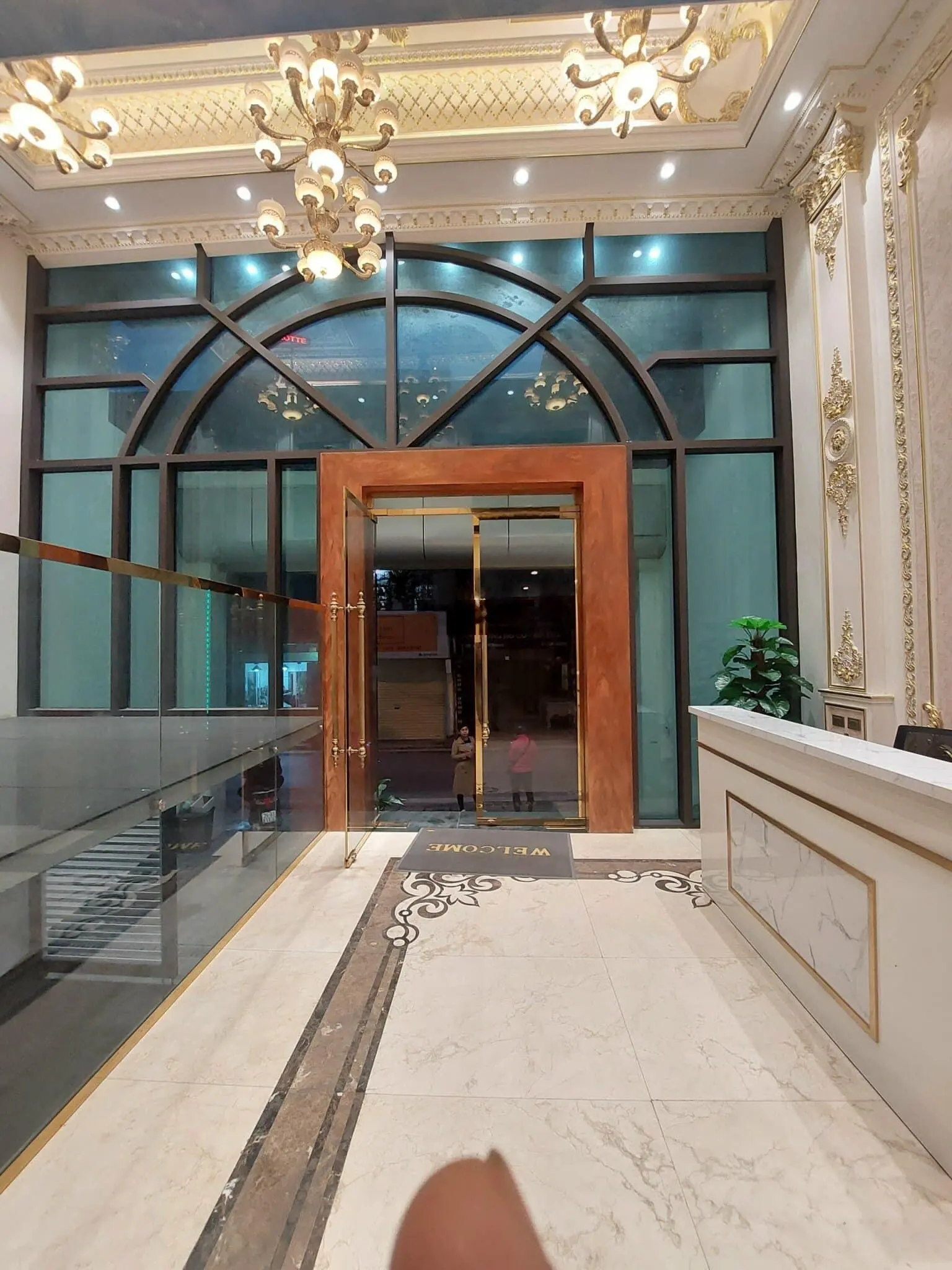 Bán gấp MP Xuân Diệu mặt Hồ Tây, kinh doanh bất chấp, DT 50m2, MT 5.5m, giá đầu tư