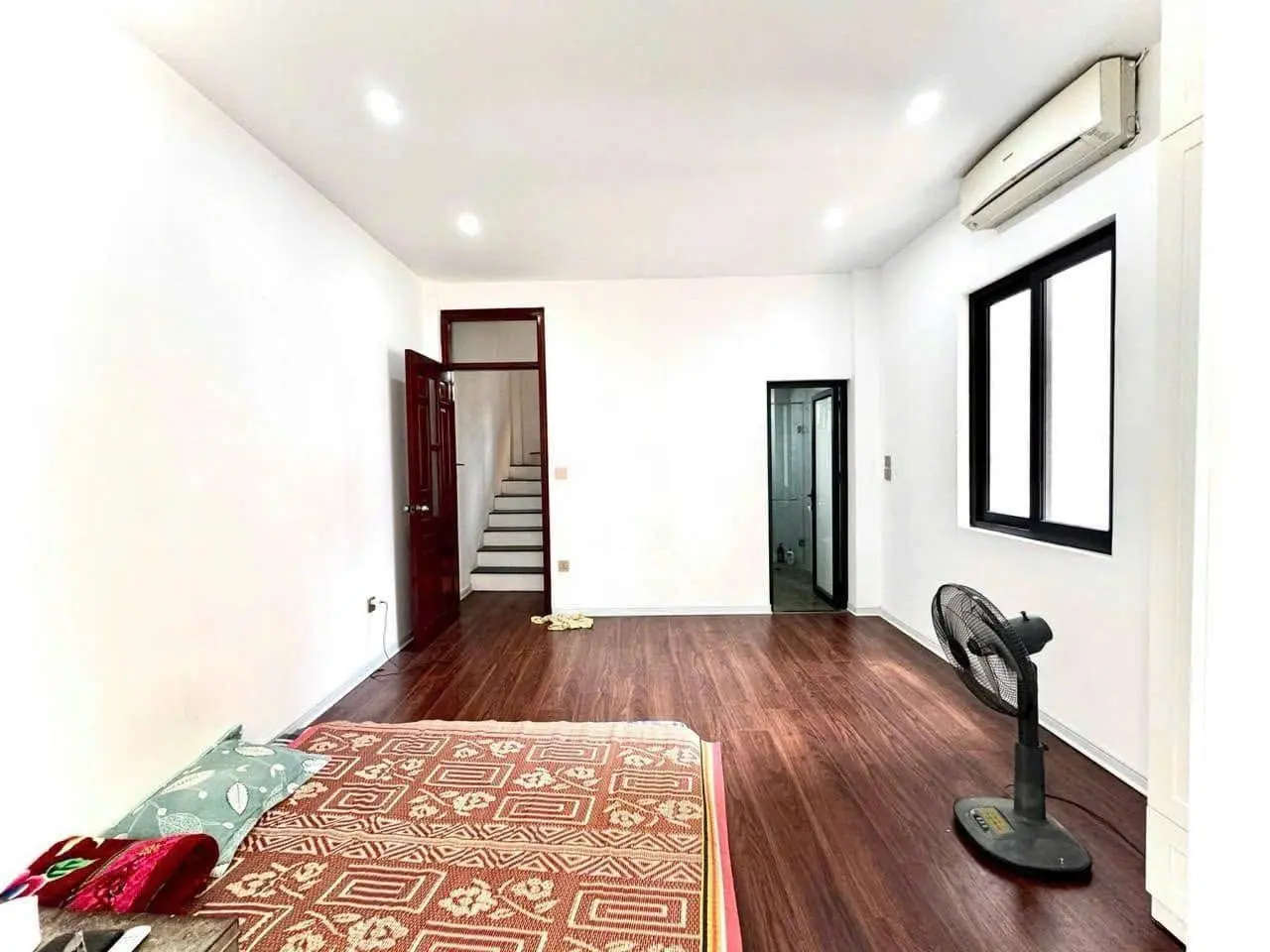 Bán nhà ngõ 132 Cầu Giấy - 37m2 - 5 tầng TK thông sàn full nội thất - lô góc ôtô đỗ cửa 50m ra phố