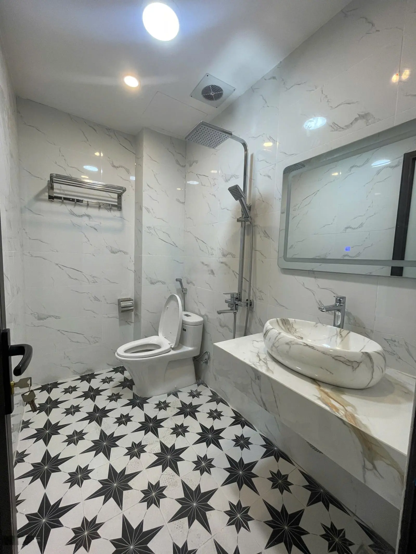 NHÀ MỚI ĐẸP - THANG MÁY - ÔTÔ VÀO NHÀ Phùng Chí Kiên - 45/50m2 / 6 t . mt 4 mét - 15 tỷ Cầu Giấy