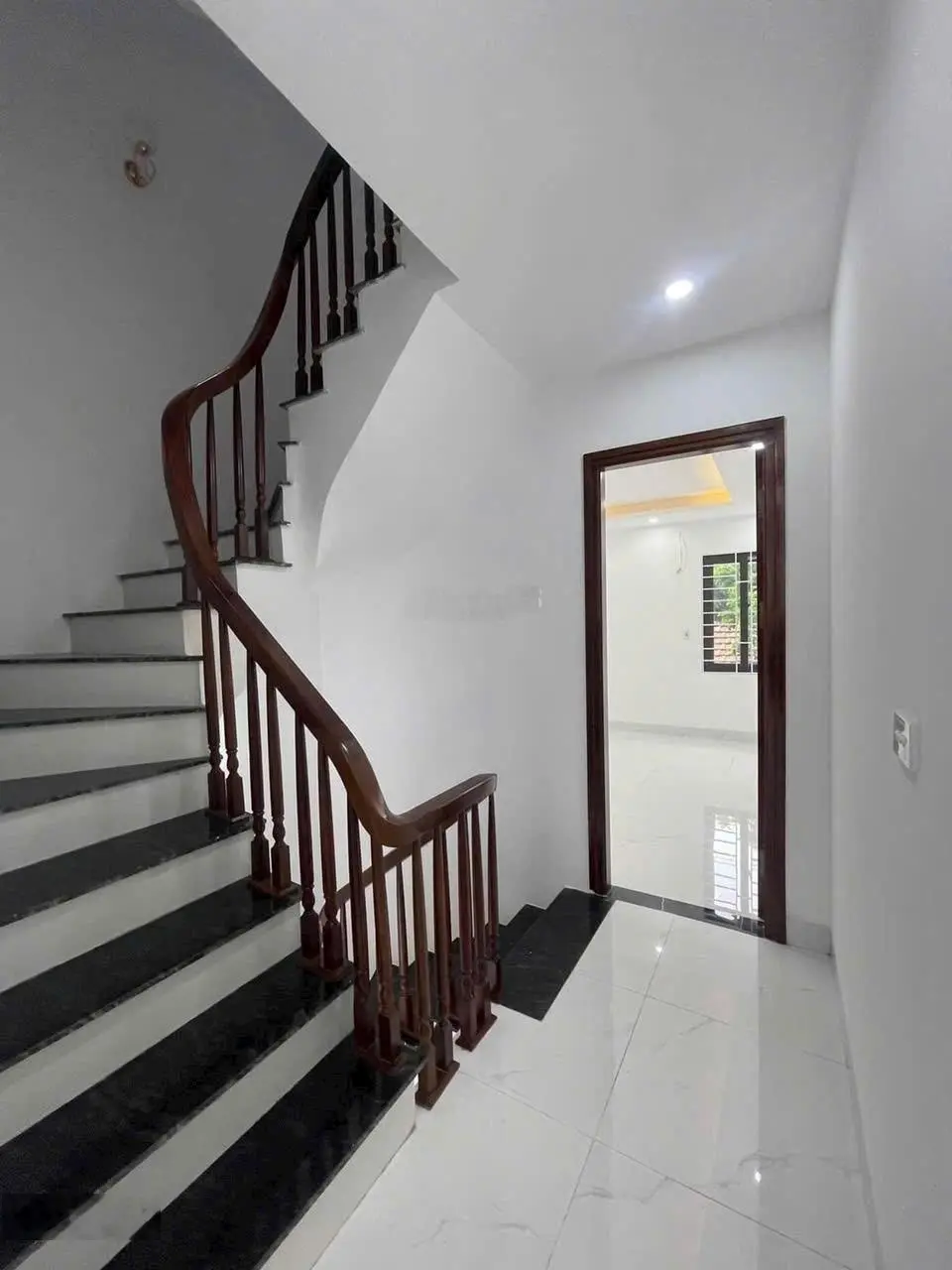 Bán căn 65m2, 4 tầng thiết kế cực đẹp. Ở luôn. Có sân riêng rộng 5m. Gần trục đường chính Đại Thành