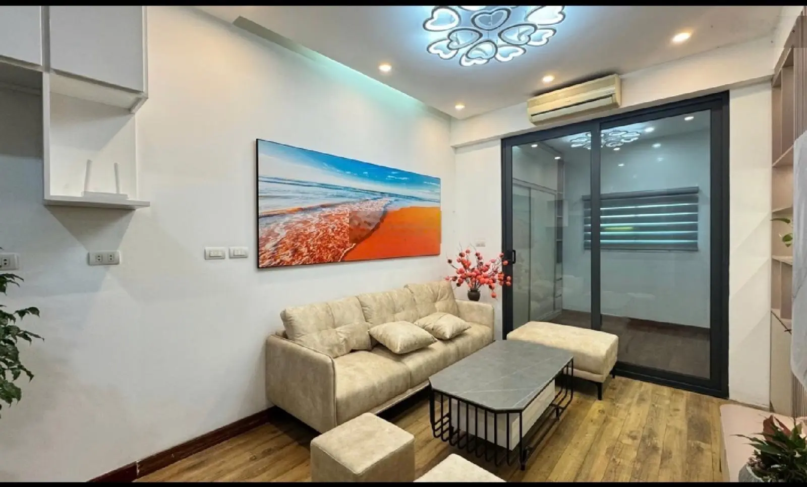 Bán tập thể Nguyễn Khánh Toàn 55m2 , 2PN , vị trí đắc địa , nội thất đẹp, ở ngay, giá hơn 3 tỷ