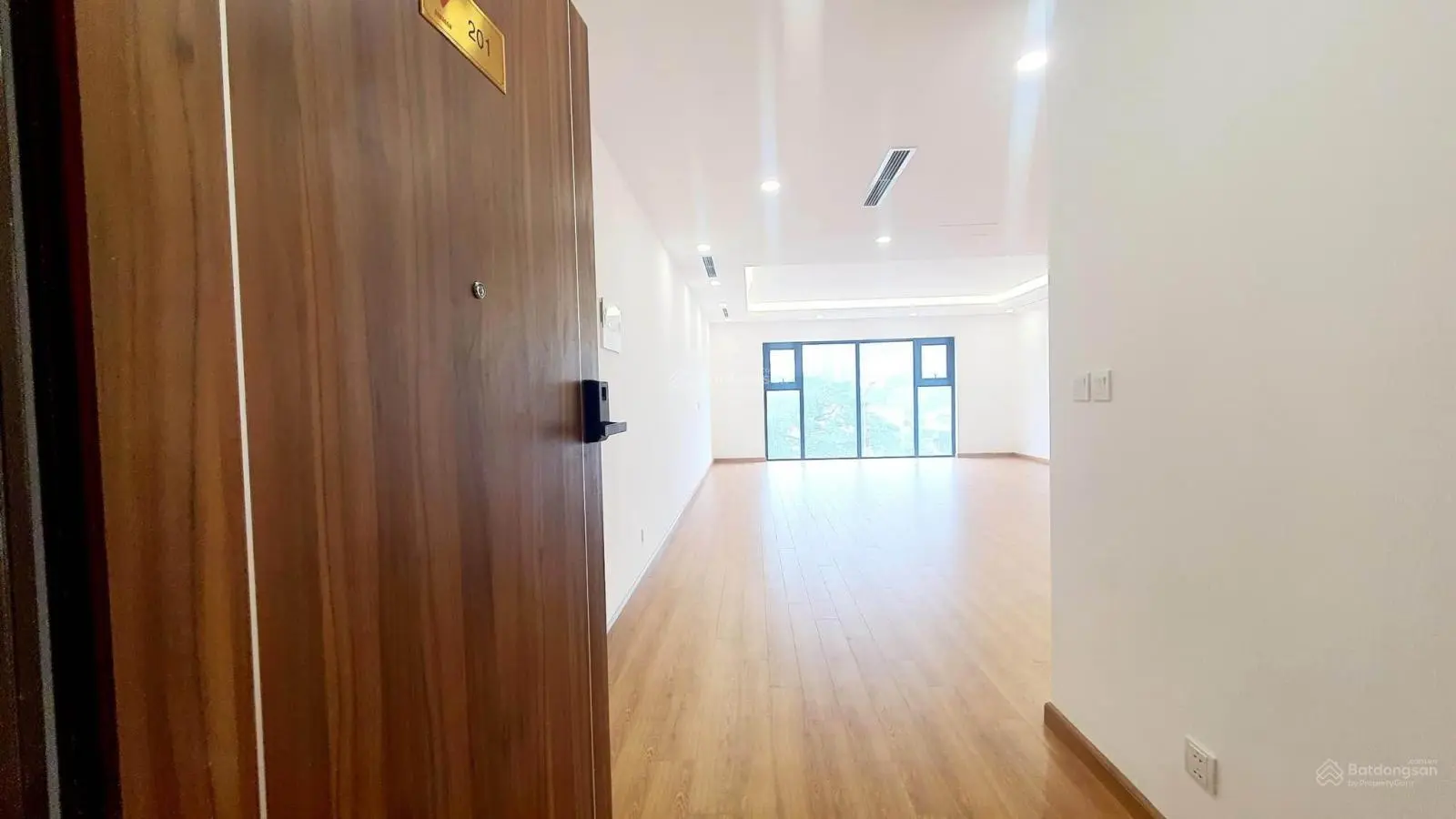 Căn hộ cao cấp, trung tâm Cầu Giấy, diện tích 140,5m2 - từ 52 triệu/m2, nhận nhà ở ngay