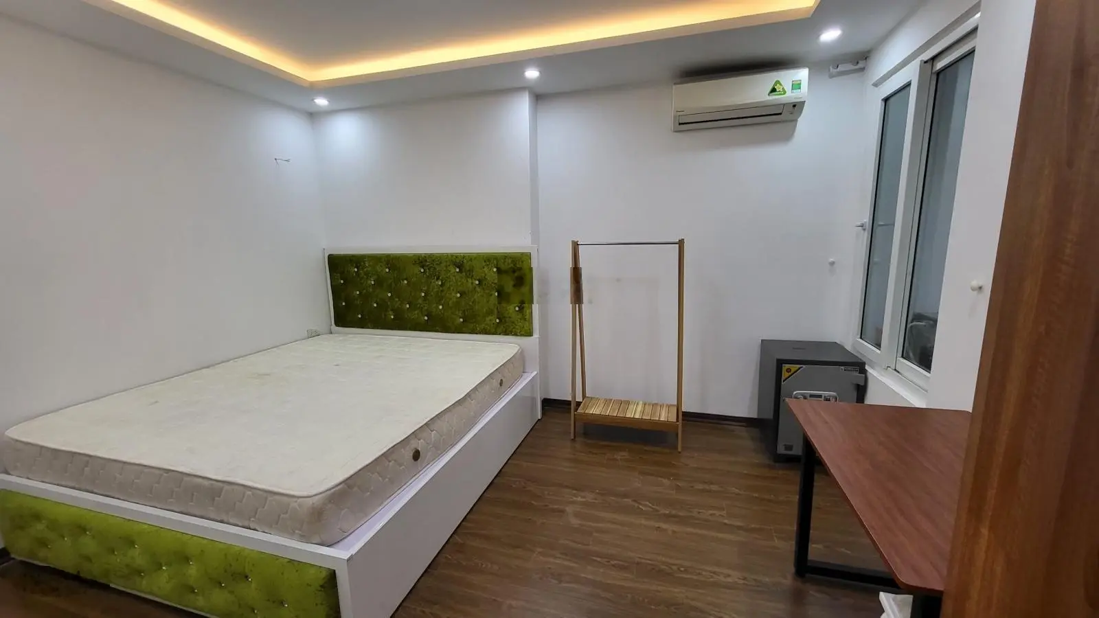 Nội thất Royal giá cực bất ngờ! Chính chủ bán gấp căn hộ tầng trung, 2 ngủ 2vs tòa FLC Quang Trung
