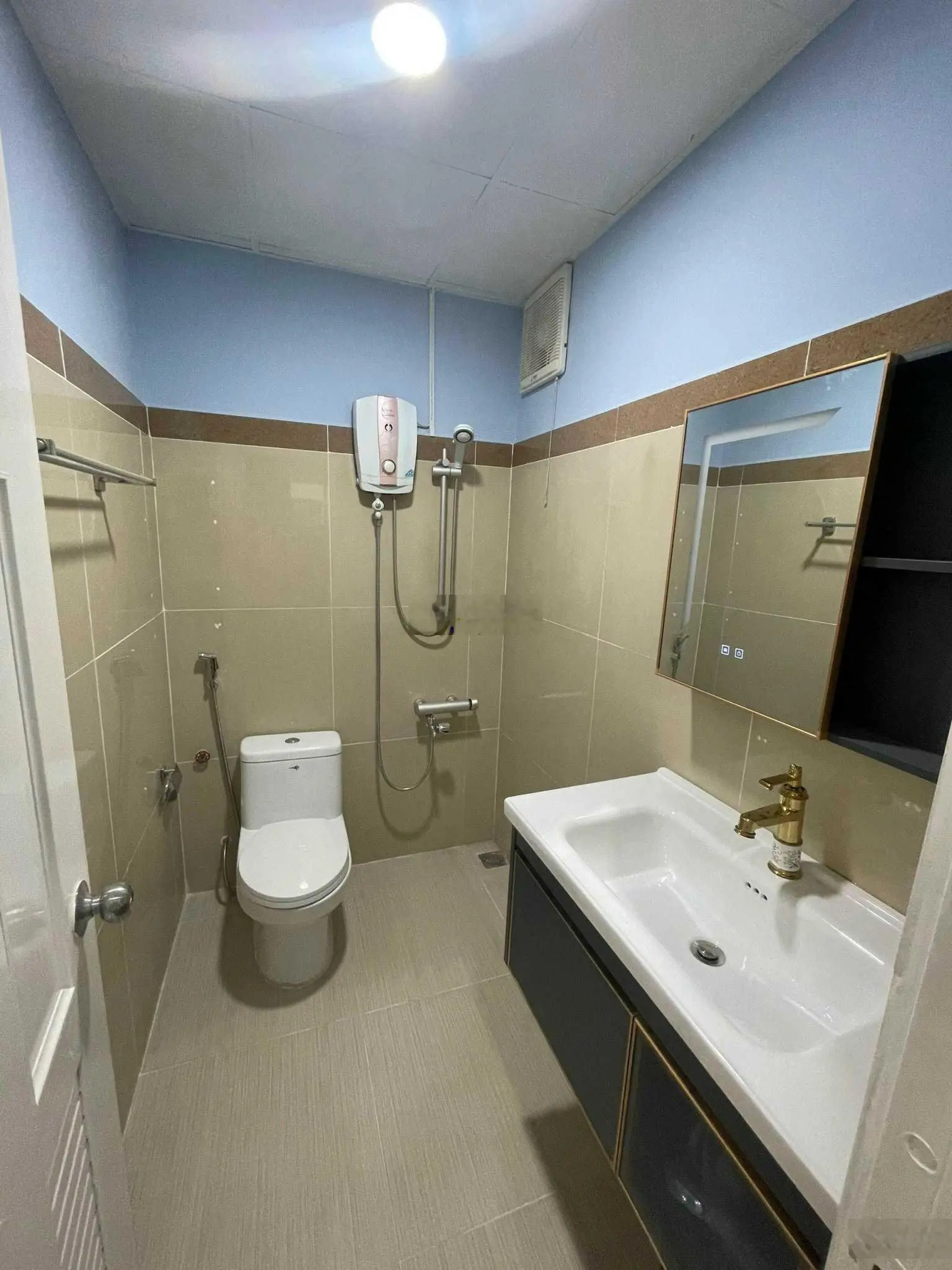 Bán gấp căn hộ Bàu Cát 2, Quận Tân Bình DT: 76m2, 2PN, 2WC giá 3tỷ2, có sổ. LH: 0903 318 *** Minh