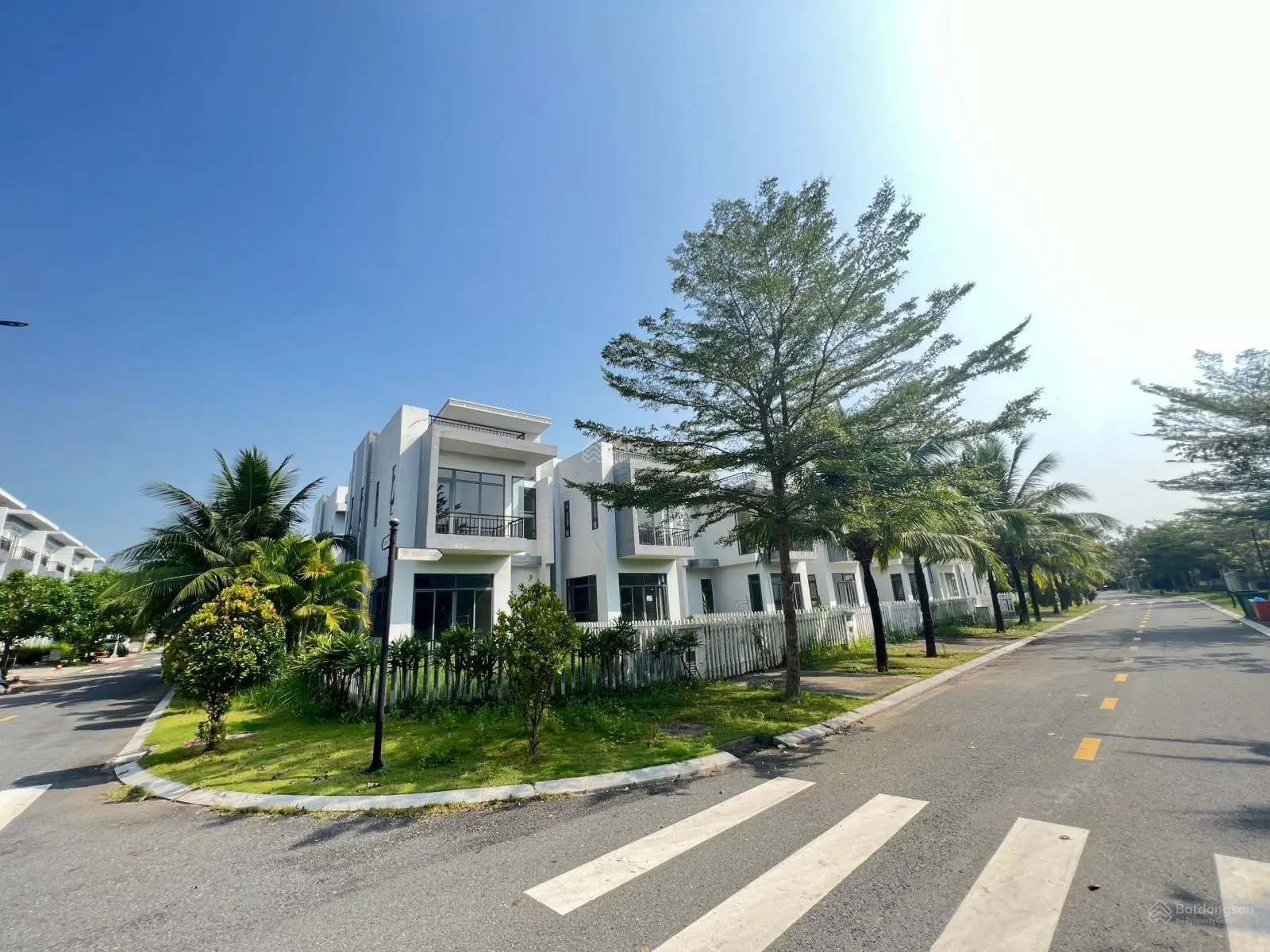 Biệt thự 8x16m, 1 trệt, 2 lầu có sổ hoàn công cần bán, giá 2,7tỷ, LH 0973 013 ***