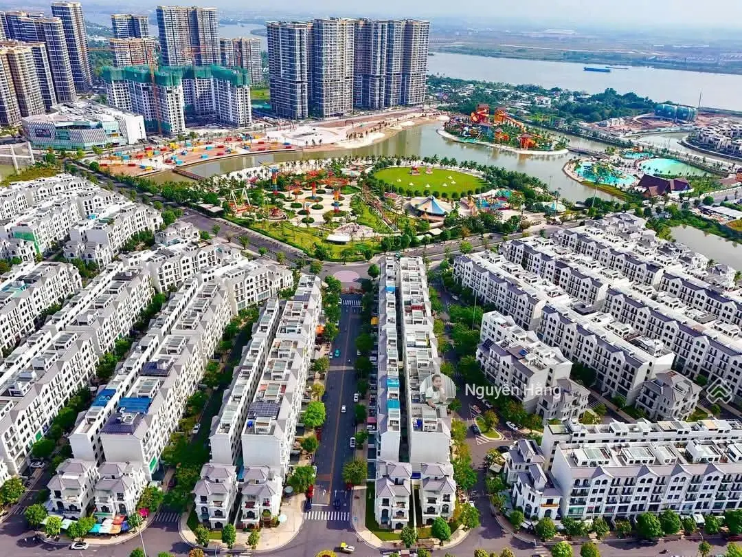 Bán nhà phố Manhattan Glory giá siêu tốt 13,8 tỷ - sổ hồng sở hữu lâu dài - Vinhomes Grand Park