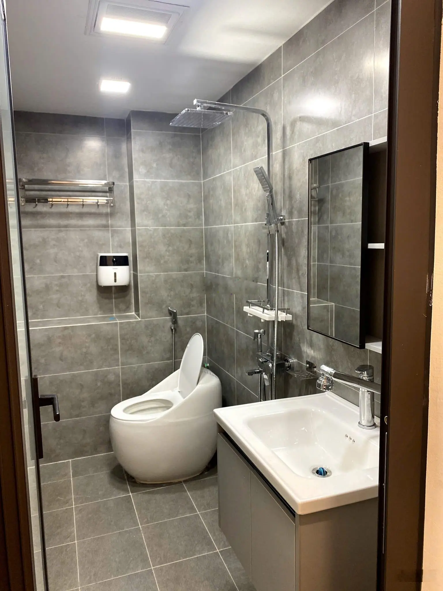 6B - Bán NR 4PN, 3WC, 40m2, giá siêu hời tại Nguyễn Chí Thanh, Đống Đa, Hà Nội