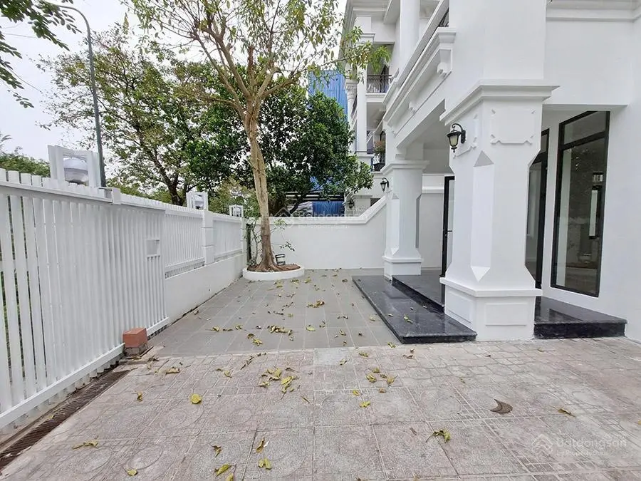 Bán biệt thự song lập Ciputra, 230m2, 5 phòng ngủ, đường đôi, view thoáng.
