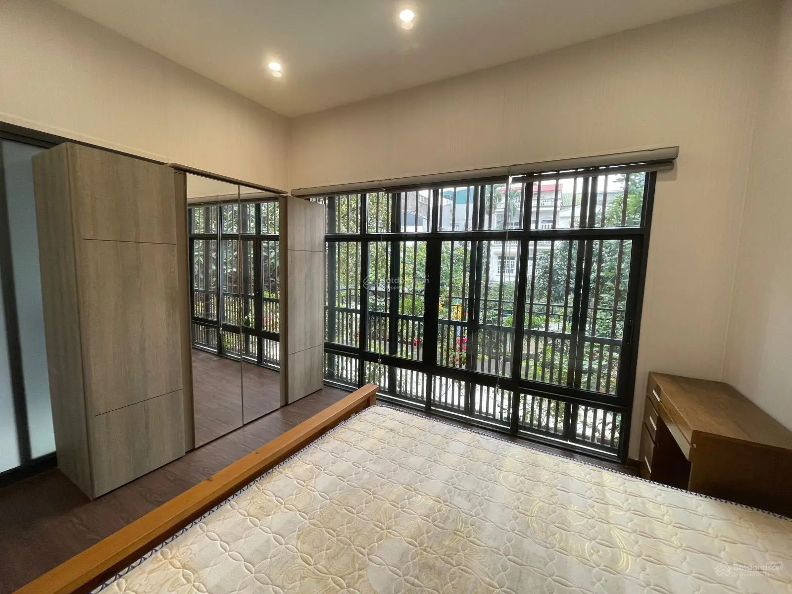 Bán căn nhà 2 tầng diện tích 104m2, sân vườn đẹp, nhìn ra công viên và hồ nhỏ, sát Hồ Tây