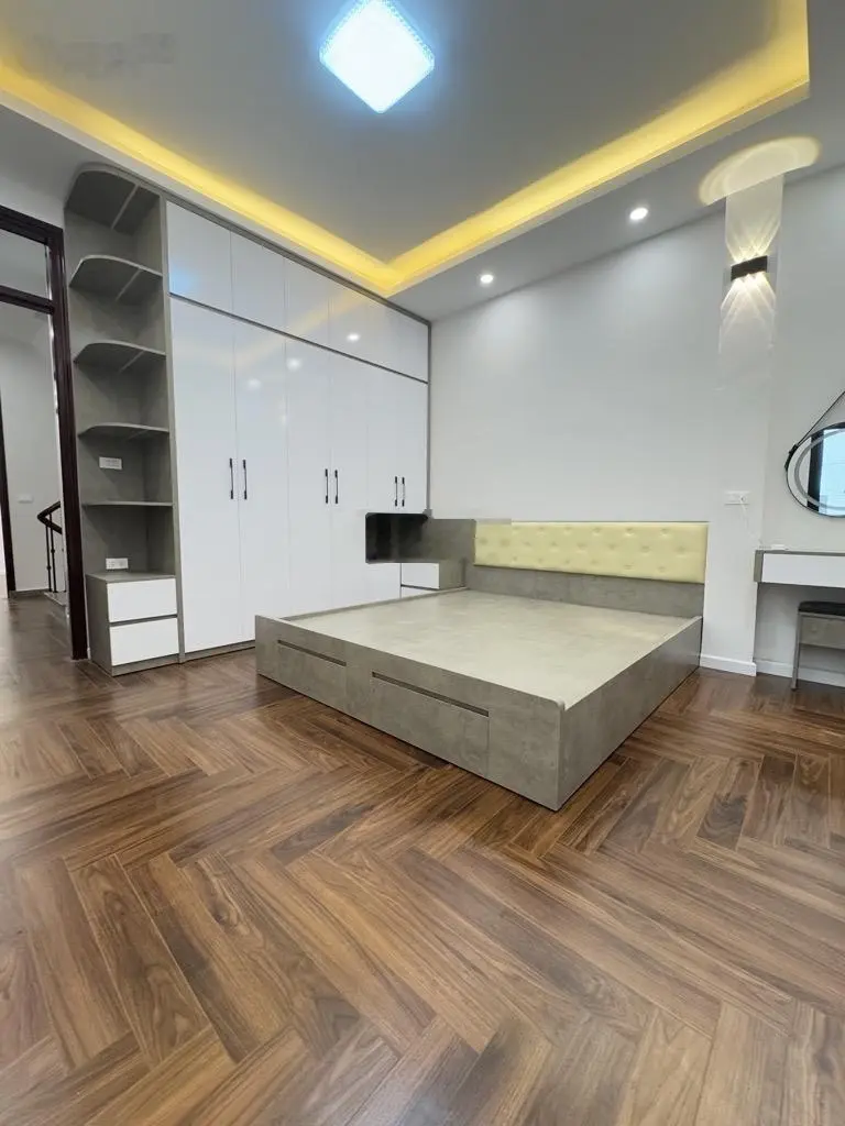 Bán nhà 43m2 phố Giang Biên, Phúc Lợi 5 tỷ hơn