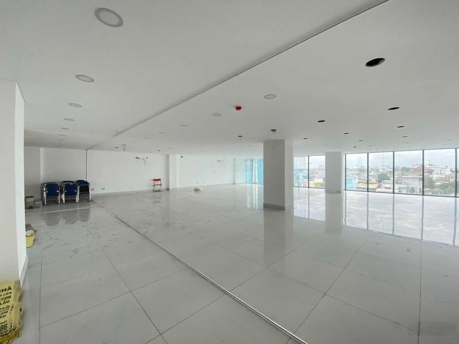 Cho thuê tòa nhà văn phòng mặt tiền Hà Huy, Thạnh Lộc, Giáp Quân 12