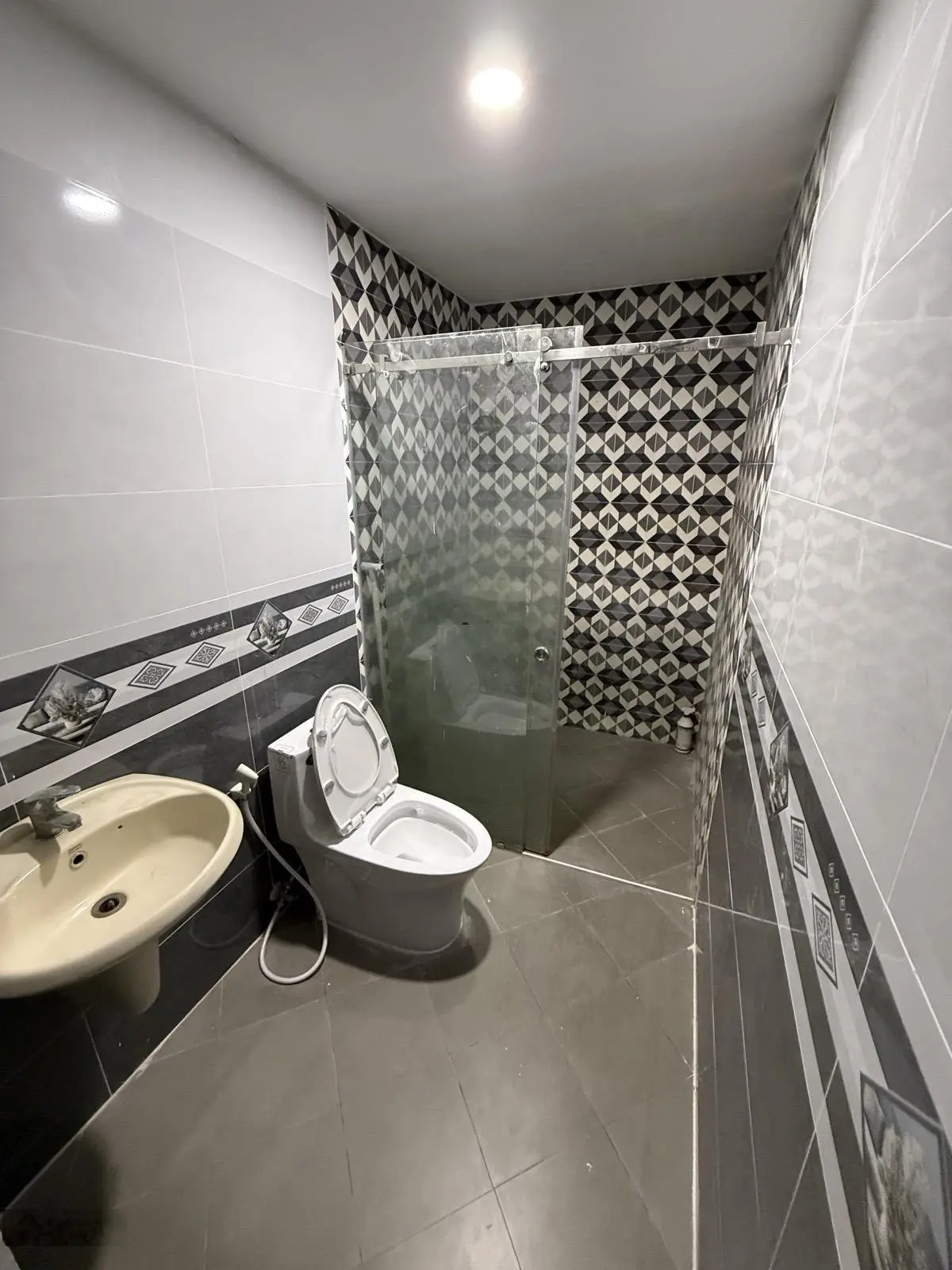 Giảm 6 tỷ - nhà Lạc Long Quân - 250m2 - 4 tầng