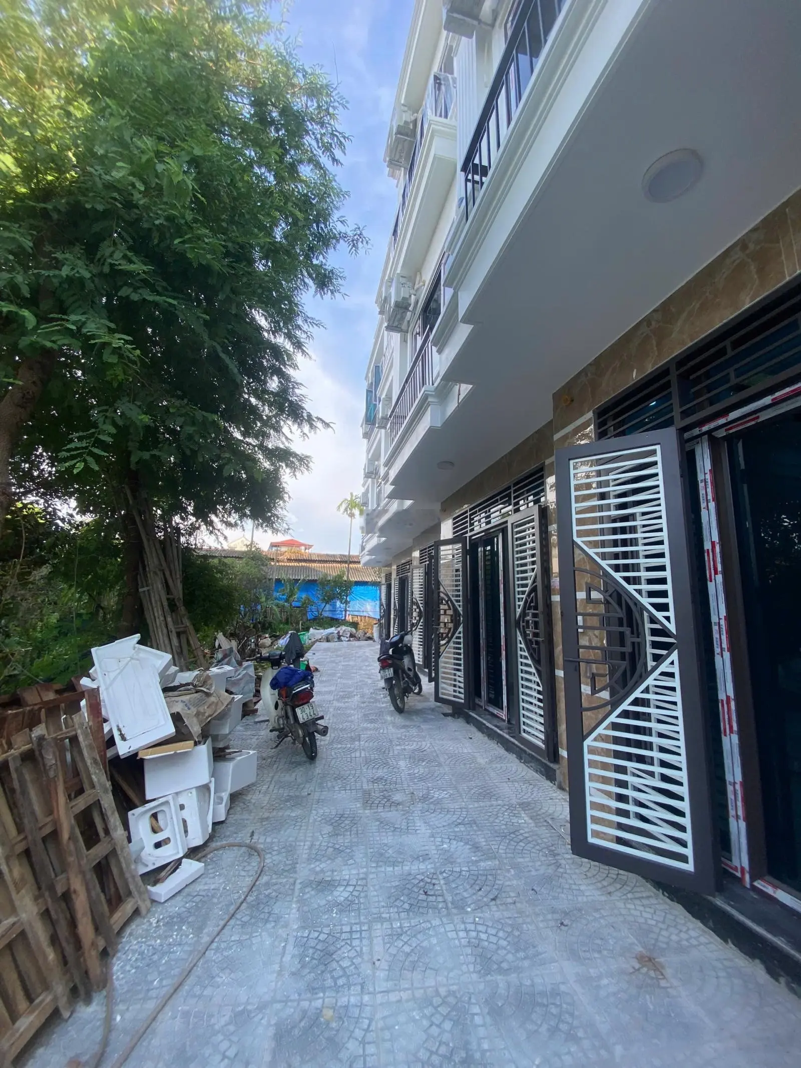 Bán nhà 4 tầng* 41m2 cực đẹp. Cách Vành Đai 35 chỉ 1km. Ra ĐL Thăng Long 3p. Gần Mỹ Đình, các KDT