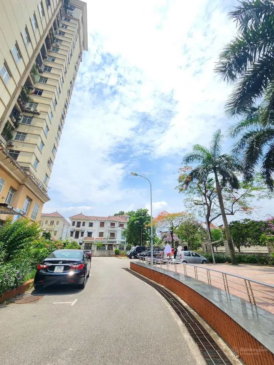 Bán căn hộ giá rẻ CT 14 Võ Chí Công, Tây Hồ 75m2 2PN giá chào 3,X tỷ view hồ Tây