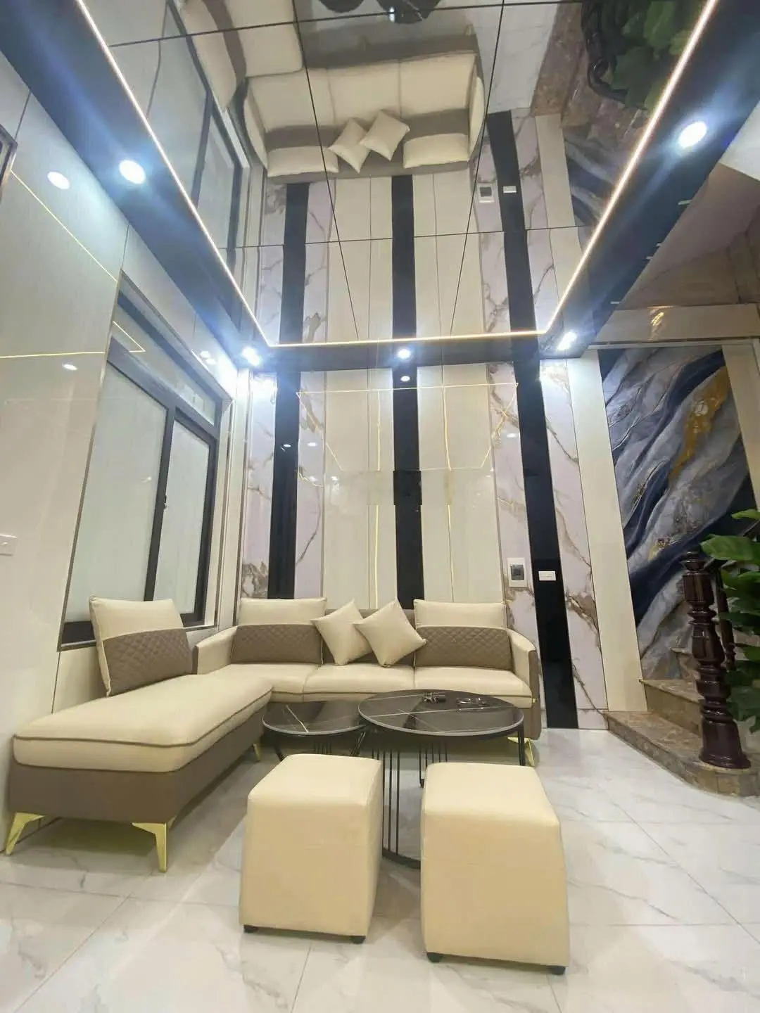 Hoàng Mai, Hoàng Mai. DT 26m² x 5 tầng, MT 5,2m, giá 5,35 tỷ. Đầy đủ nội thất, gần ô tô.