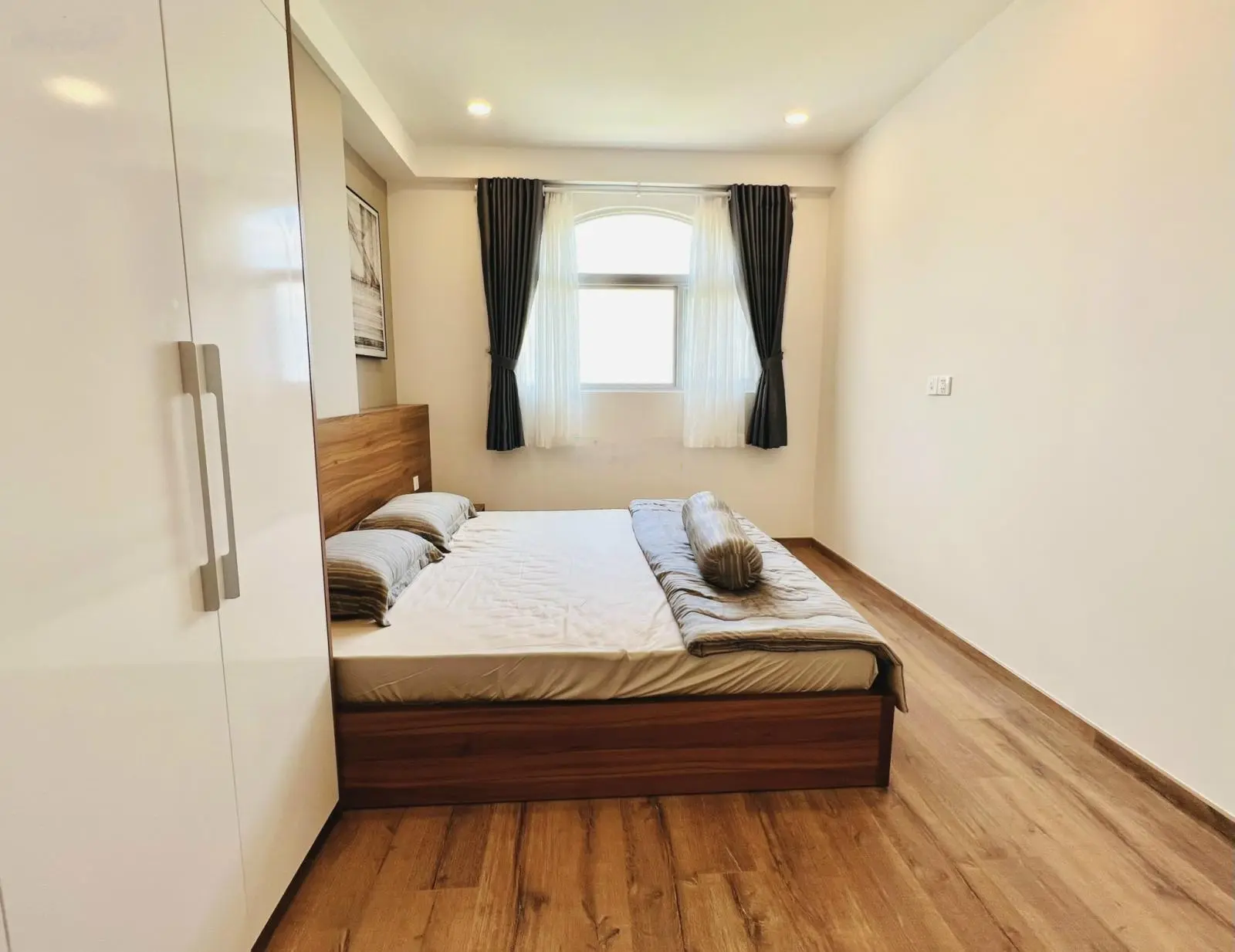 Chính chủ cần bán căn hộ 3 phòng ngủ full nội thất như hình giá chỉ 6.2 tỷ full