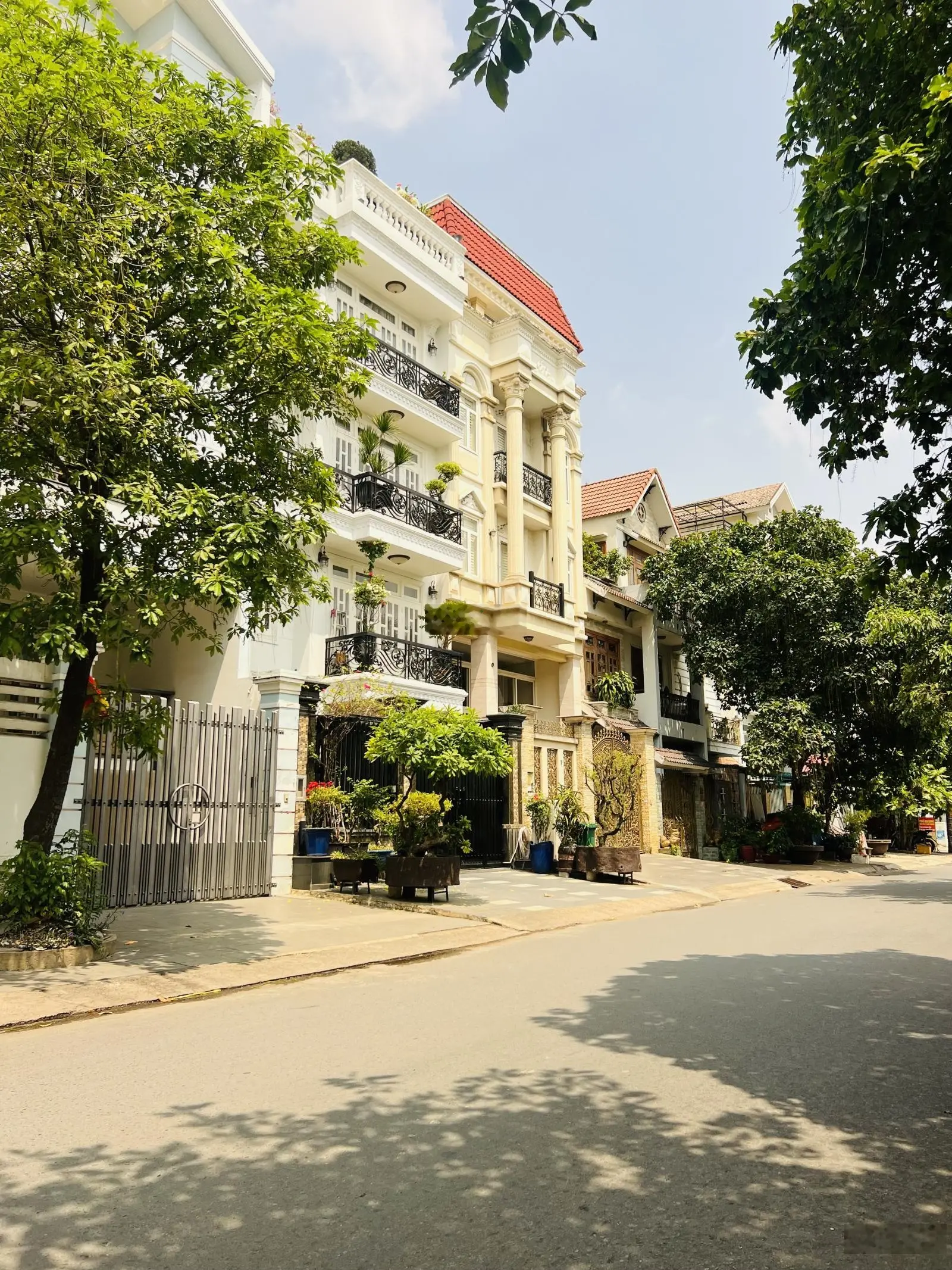 Bán Căn Nhà gần 500m2 SD 5 Tầng 115m2 (5.5x21) chỉ 26.2 tỷ TL. Full Nội Thất Cao Cấp, Thang máy.