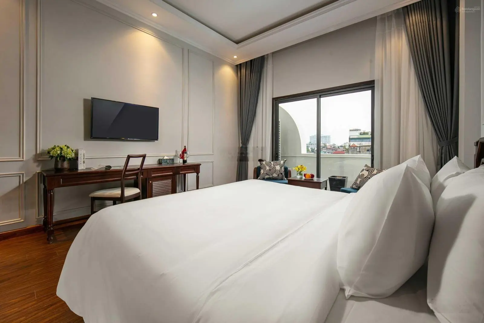 Chính chủ bán toà nhà 6 tầng gồm 1 hầm, S 106 m2 & 156m2, 2 mặt thoáng, view Hồ Tây, Quảng Bá