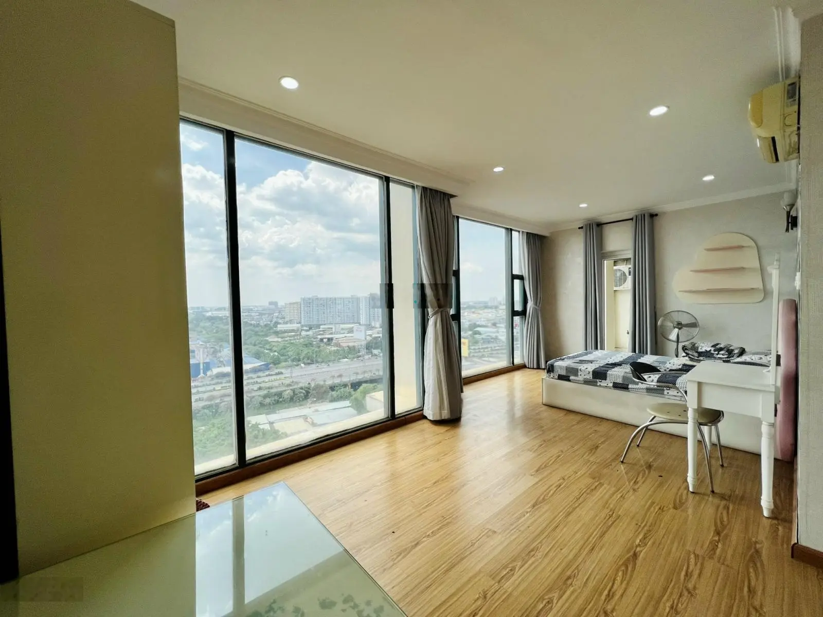 Bán căn penthouse Phúc Yên 1, 4PN, 3WC, 195m2, sổ hồng, giá 5 tỷ 6 liên hệ: 0908 435 ***