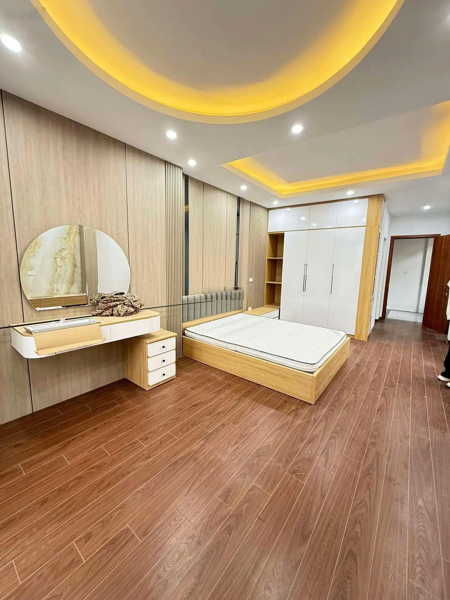 Em bán căn nhà Ngô Xuân Quảng, nhà xây 5 tầng, đường ô tô vào.LH: 0379483926