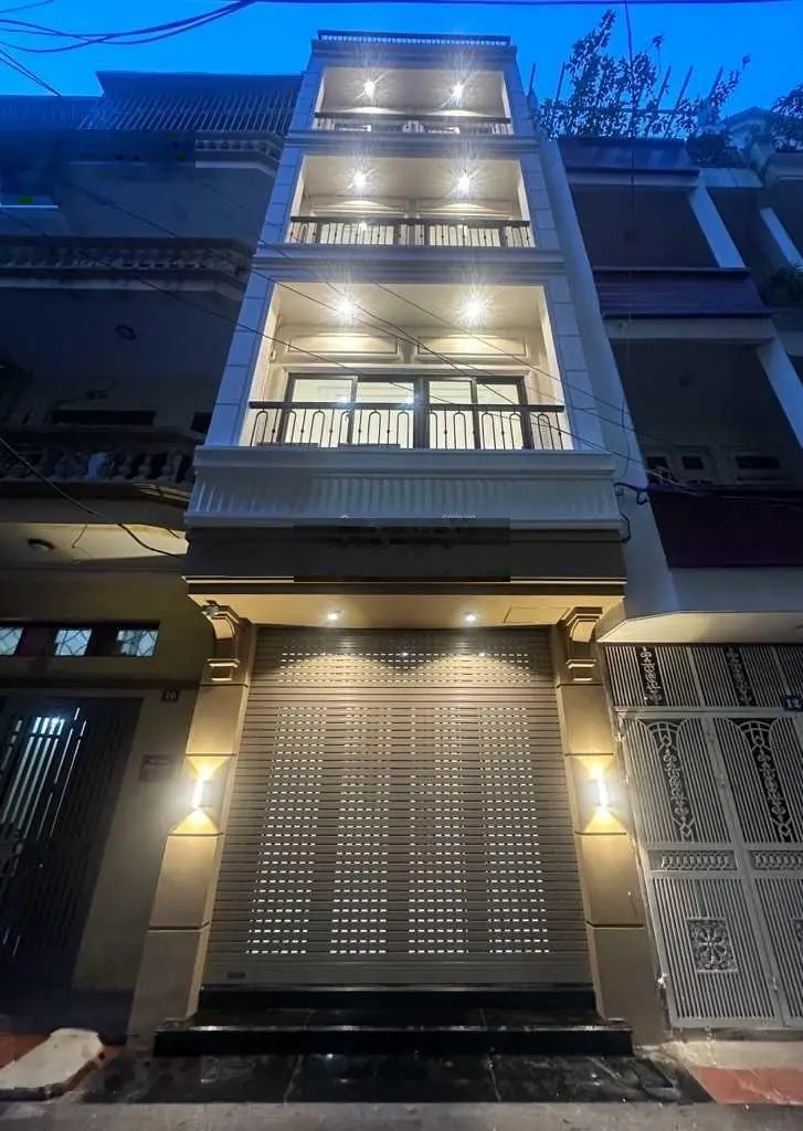 Bán nhà 7 tầng cầu giấy, thang máy - ô tô đỗ cửa - ở & kd văn phòng đỉnh, 37,3m2, giá 10,6 tỷ