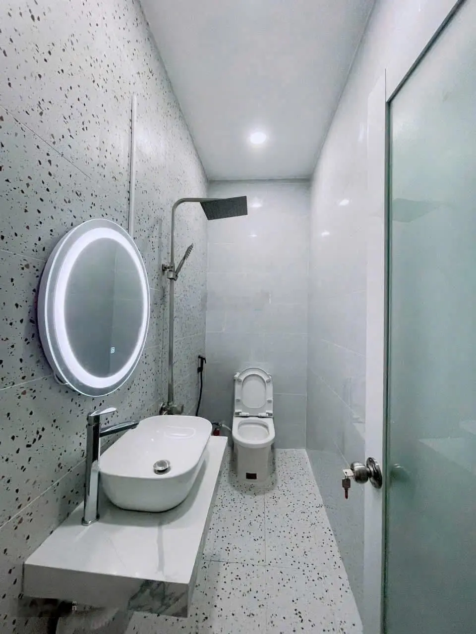 Giảm mạnh chỉ còn 2TỶ950 nhà Lê Thị Bạch Cát, P.11, Q.11. DT 52m2. Đang cho thuê 18tr/th HXH 6m SHR