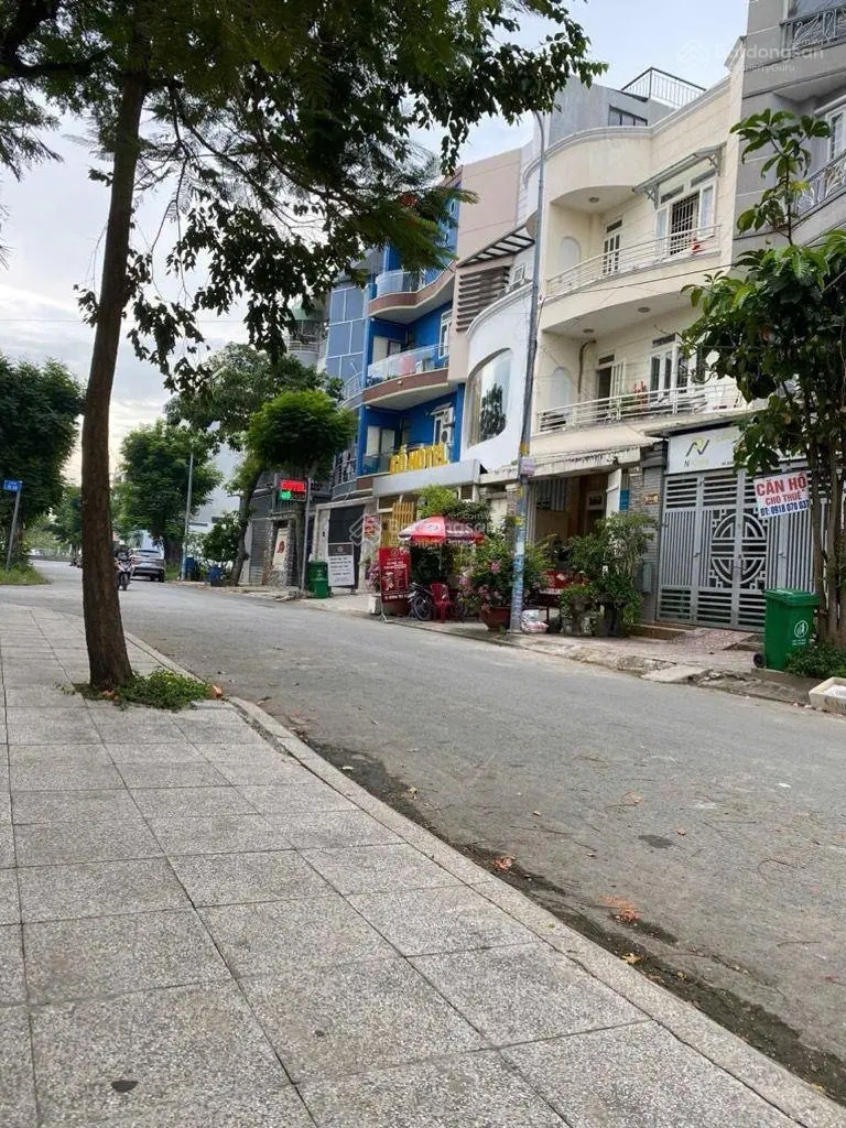 Biệt Thự 3 Tầng 200m2 Ngay đường Liên Phường Đối Diện CC Phố Đông Phước Long B TP Thủ Đức ,