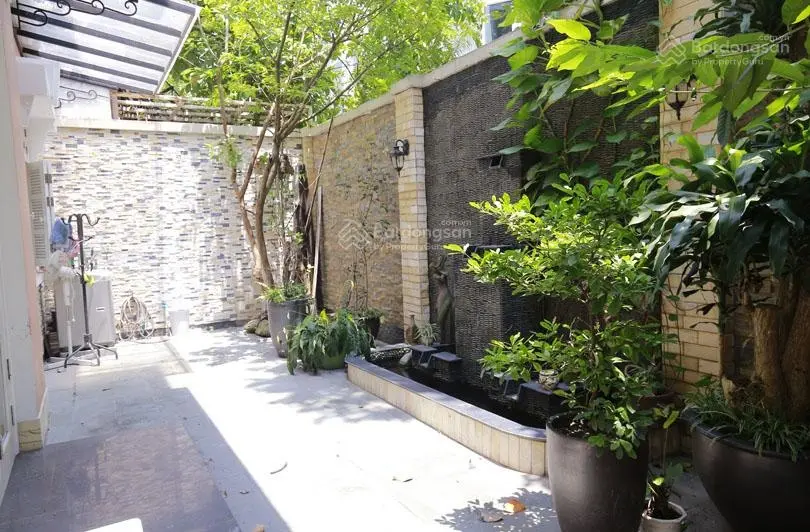 Bán biệt thự Ciputra, 230m2, mặt đường đôi, hướng Tây Nam.