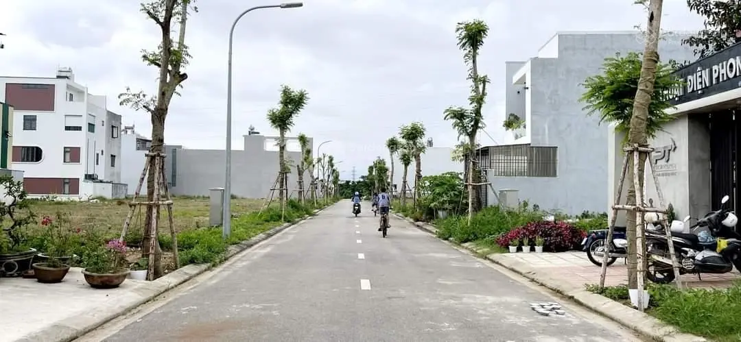 Sở hữu lô hướng Đông sạch đẹp, trục đường lớn, vỉa hè 5m, giá cực rẻ