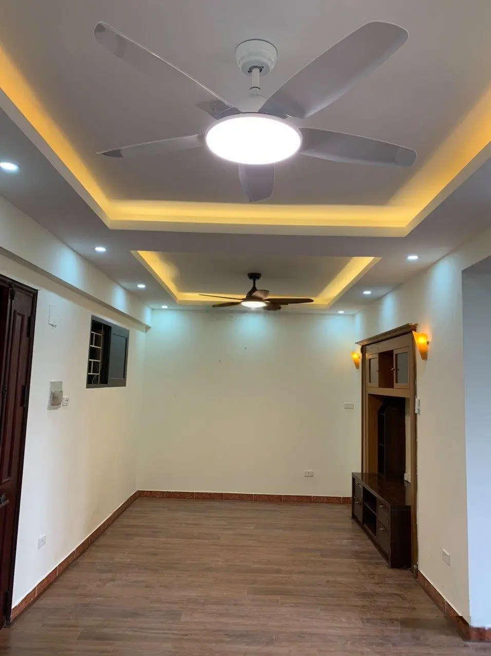 Chính chủ bán nhanh căn hộ 3 ngủ 2 WC, nhà đẹp ở được luôn tại khu đô thị Linh Đàm