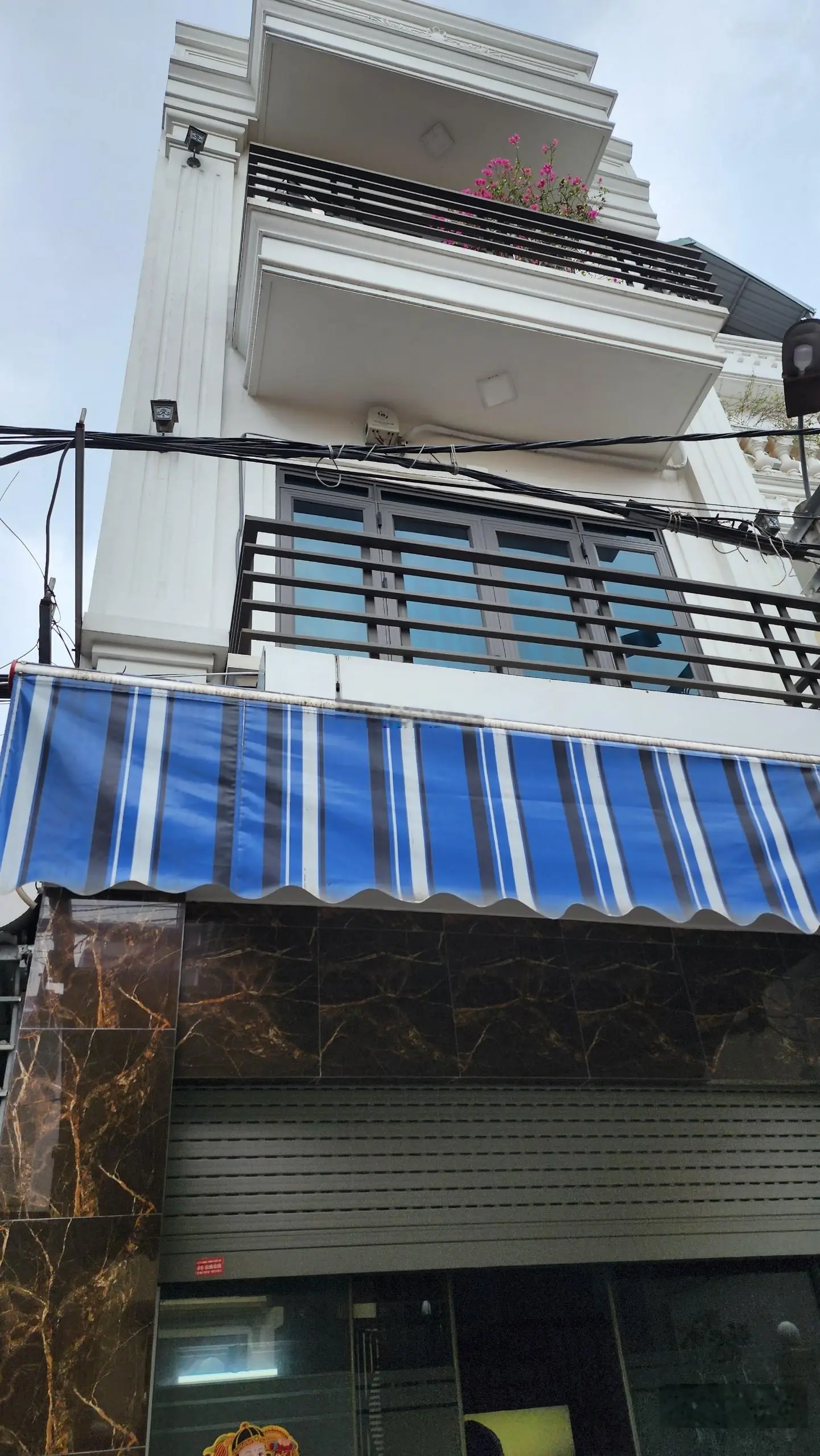 HOT! Nhà đẹp hiện đại, hẻm xe hơi, 48m2, 3 tầng, 3 phòng ngủ, phòng thờ, khách, bếp , 2.83 tỷ