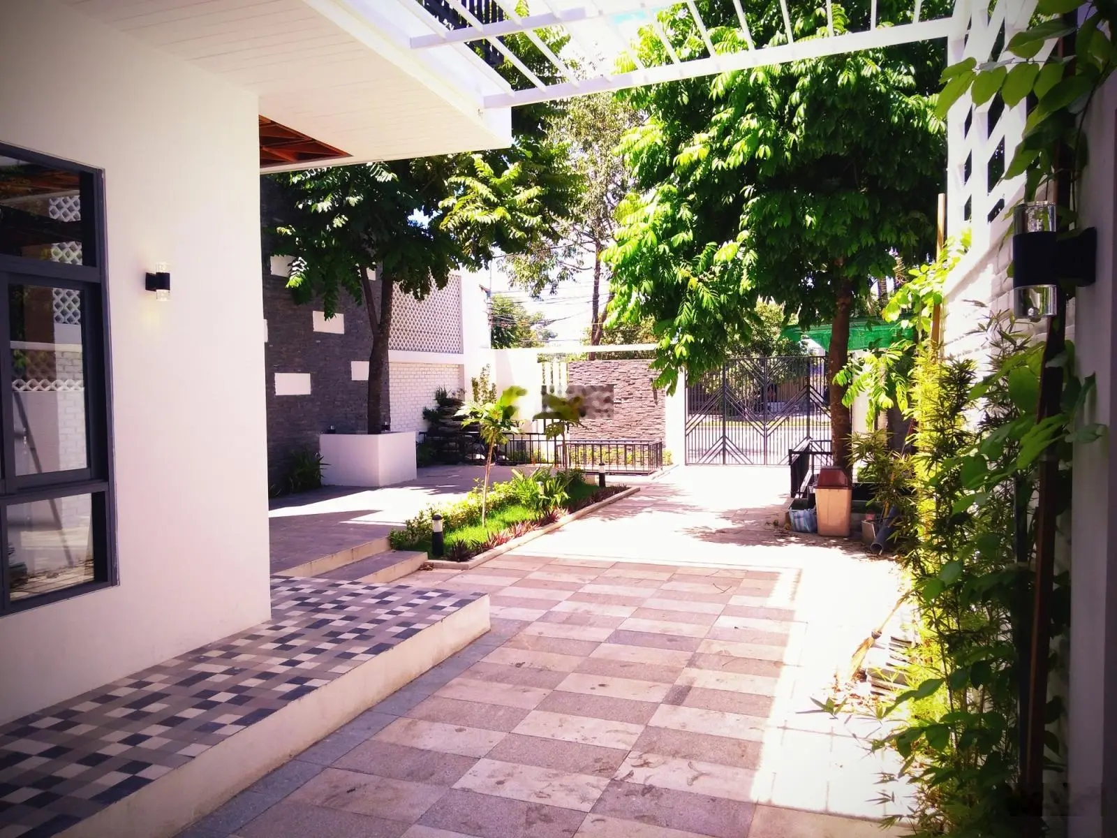 Bán nhà mặt phố Nguyễn Lương Bằng, 18 tỷ, 254.7 m2, hàng hot!