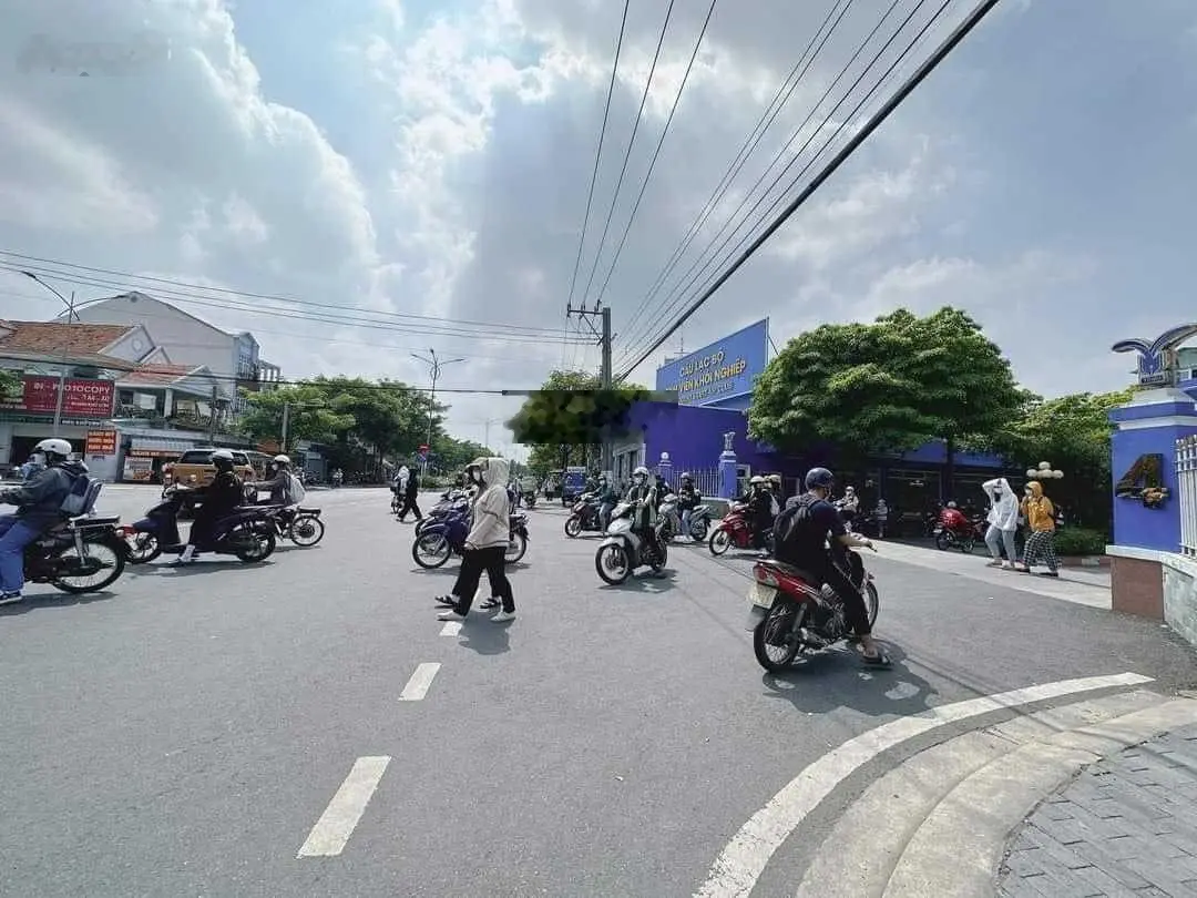 Tôi cần tiền bán gấp lô đất gần sát QL13, gần trường ĐH Việt Đức