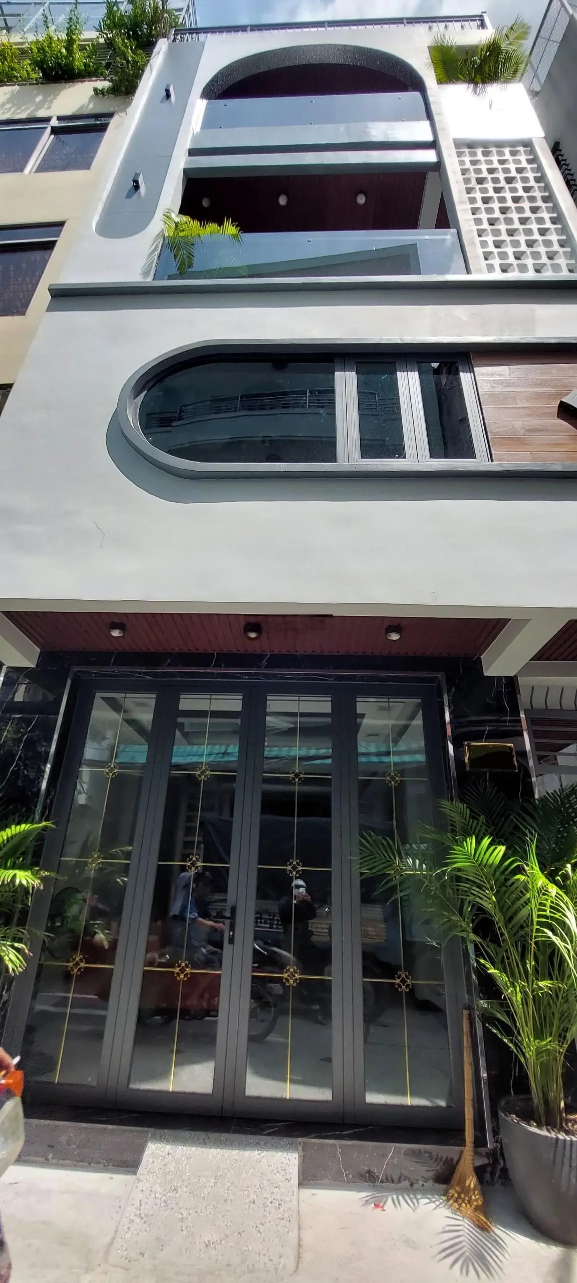 Bán nhà đường Lê Đại Hành sẵn HĐT 23tr, Quận 11. DT: 4x16.5m 4 tầng - Tây Bắc. Giá 10 tỷ TL