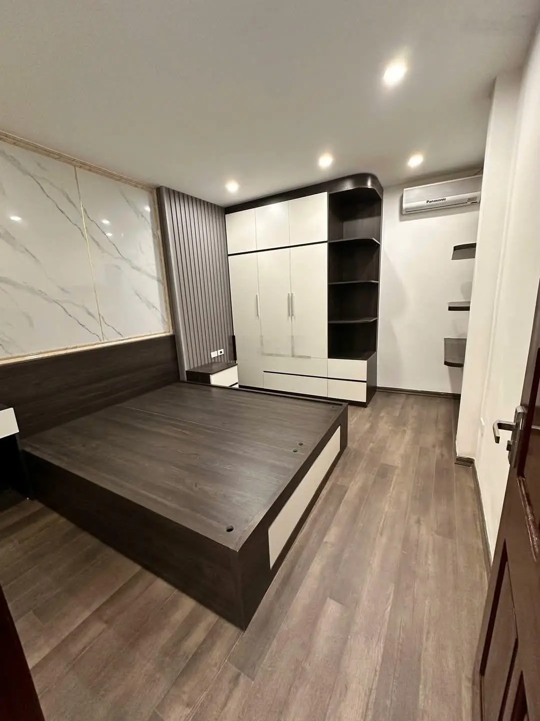 Bác nào thích chỉ 1 bước chân ra đến phố thì đừng bỏ qua nhà này ạ!!!