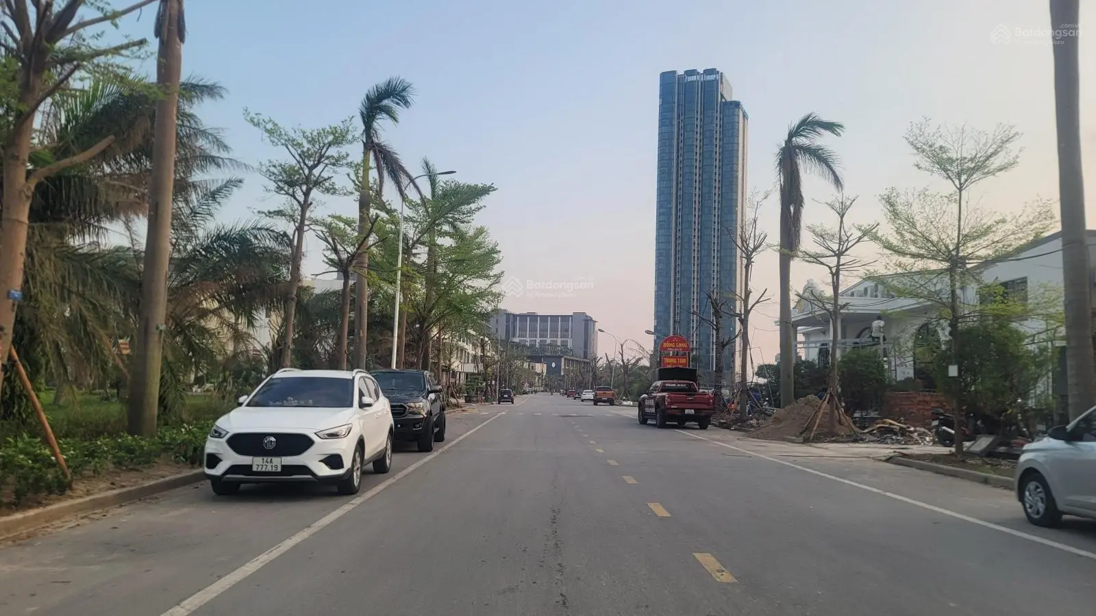 Bán nhà phố 260.5m2 mặt đường ra bãi tắm Marina Hạ Long. Sổ đỏ cất két LH Mr Tiến 0941 941 ***