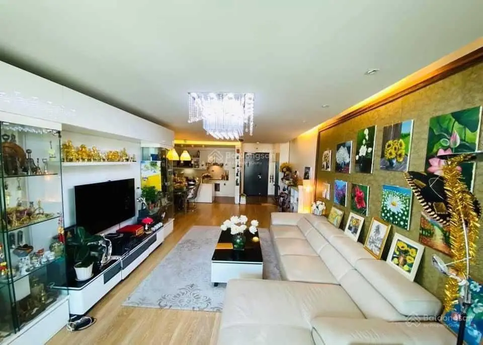 Chuyển nhà xuống biệt thự nên gia đình tôi đang cần bán gấp căn hộ 130m2 tòa B1 full nội thất đẹp