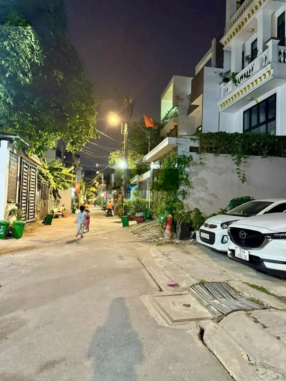 Bán nhà đẹp 4 lầu , sân đậu xe hơi hiệp bình Chánh , thủ Đức . Gần phạm văn đồng , Gigamall